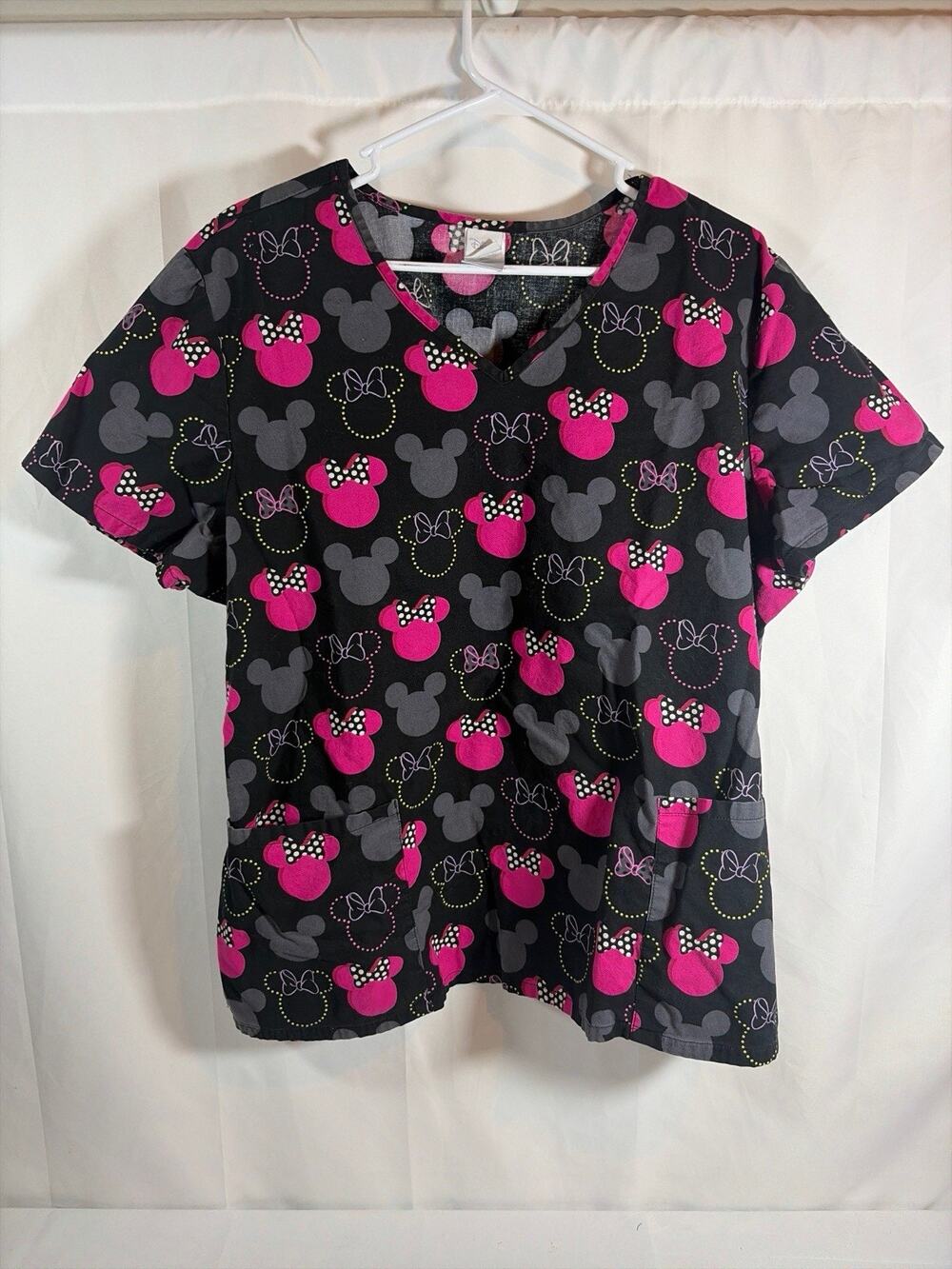Disney Minnie Mouse Scrub Top Womens 2XL Black Pink Bow Print V-Neck Pockets